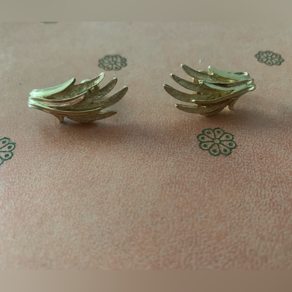 Vintage Gold Coro Screw On Earrings